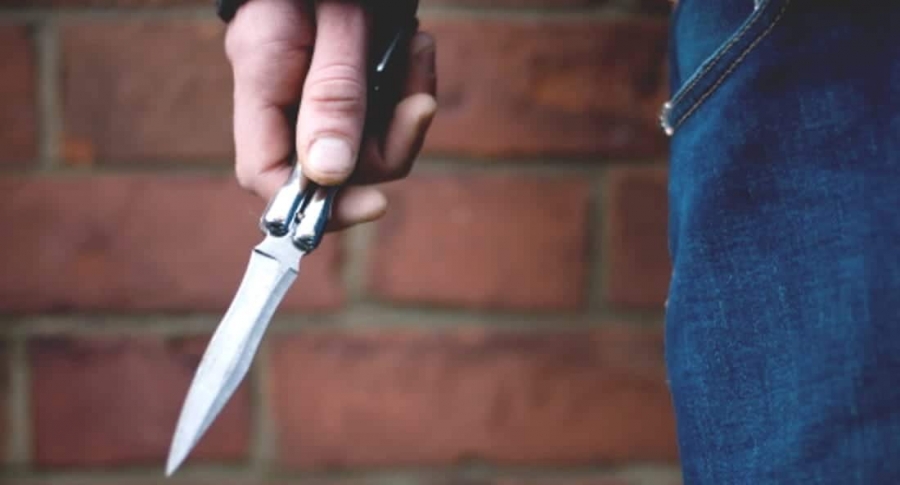 Un muerto dejó riña en la puerta 6 de Corabastos Cuando la tarde de este domingo caía a las afueras de los muros de la gran central de Corabastos, dos jóvenes protagonizaron una gresca que resultó mortal para uno de ellos en el barrio El Amparo (Kennedy). Las autoridades por poco evitan el asesinato de un hombre de 31 años de edad, que recibió varias puñaladas en el pecho y cuello.