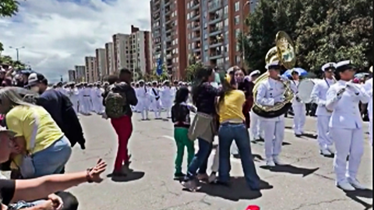 VIDEO: ¡Bochornoso! Dos mujeres se agarraron en pleno desfile en Bogotá 9 VIDEO: ¡Bochornoso! Dos mujeres se agarraron en pleno desfile en Bogotá En medio del desfile del 20 de julio, dos mujeres protagonizaron un bochornoso momento, en el que la policía tuvo que intervenir.