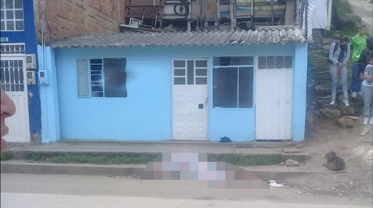 Pelea de amigos terminó en homicidio en Ciudad Bolívar El día transcurría con la calma propia de un domingo a la una de la tarde: almuerzos familiares, niños jugando en los parques, vecinos haciendo deporte y jornadas de esparcimiento entre amigos. Un domingo normal en el barrio Caracolí en Ciudad Bolívar. Normal entre comillas. La tranquilidad se rompió cuando a la 1:15 de la tarde una aglomeración de personas se formó frente a una vivienda ubicada en la Calle 76 Sur con Carrera 73ª-10.
