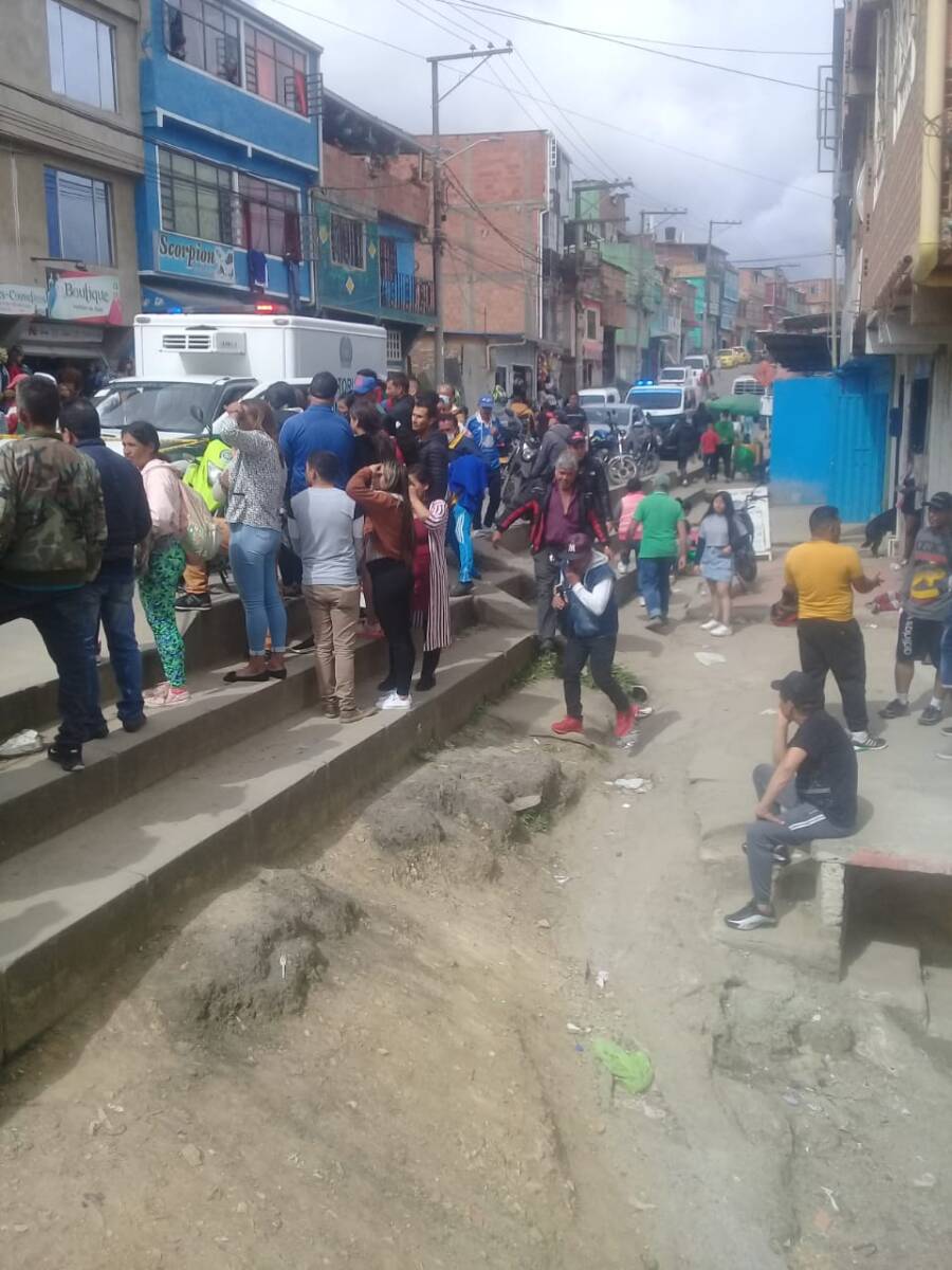 Pelea de amigos terminó en homicidio en Ciudad Bolívar El día transcurría con la calma propia de un domingo a la una de la tarde: almuerzos familiares, niños jugando en los parques, vecinos haciendo deporte y jornadas de esparcimiento entre amigos. Un domingo normal en el barrio Caracolí en Ciudad Bolívar. Normal entre comillas. La tranquilidad se rompió cuando a la 1:15 de la tarde una aglomeración de personas se formó frente a una vivienda ubicada en la Calle 76 Sur con Carrera 73ª-10.
