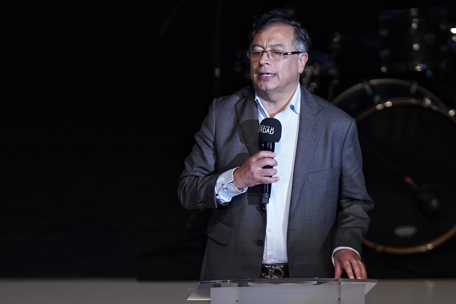 Petro dejó ver su molestia por las demoras con el metro de Bogotá 1 Petro dejó ver su molestia por las demoras con el metro de Bogotá El presidente electo, Gustavo Petro, dejó entrever de nuevo su malestar porque no se haya llevado a cabo el proyecto de metro subterráneo en Bogotá que él dejó planteado cuando era alcalde de la ciudad.