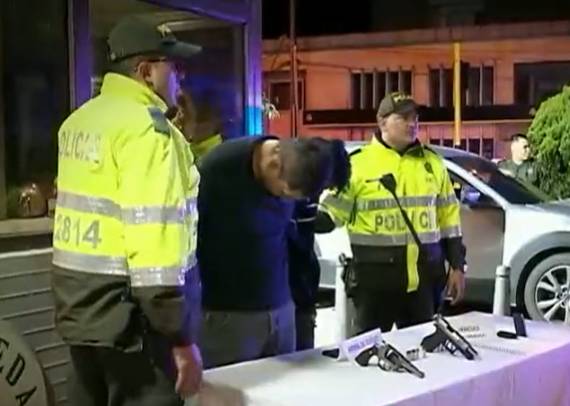 Capturan a pillos que se robaron una camioneta en Teusaquillo Los pillos siguen haciendo de las suyas, esta vez, dos criminales abordaron aún hombre que se encontraba esperando su esposa y lo intimidaron con armas de fuego para robarse su camioneta. El hecho sucedió Carrera 30 con calle 53, en el barrio La Soledad, en la localidad de Teusaquillo.