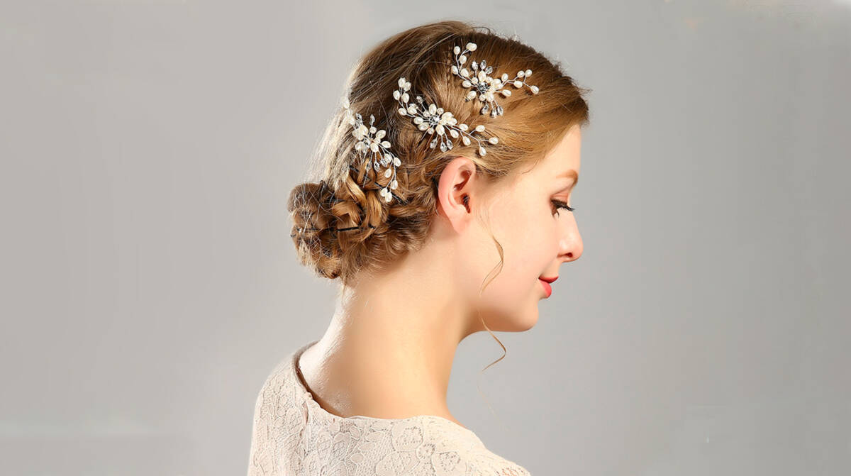 ¡A peinarse con estas pinzas llamativas! Para muchas, los accesorios en perlas son los ganadores. Ahora, también se pueden llevar en el cabello. ¡Mira qué bien y sofisticado se ve este peinado! Puedes usar muchas como en el ejemplo, esto para dar un estilo imponente y marcado; o con que lleves una a un lado de la cabeza está perfecto.