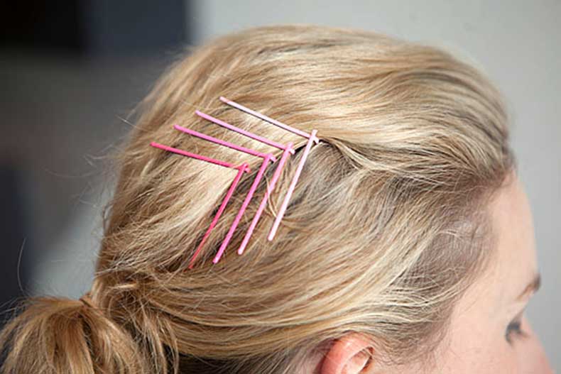 ¡A peinarse con estas pinzas llamativas! 1 ¡A peinarse con estas pinzas llamativas! Para muchas, los accesorios en perlas son los ganadores. Ahora, también se pueden llevar en el cabello. ¡Mira qué bien y sofisticado se ve este peinado! Puedes usar muchas como en el ejemplo, esto para dar un estilo imponente y marcado; o con que lleves una a un lado de la cabeza está perfecto.