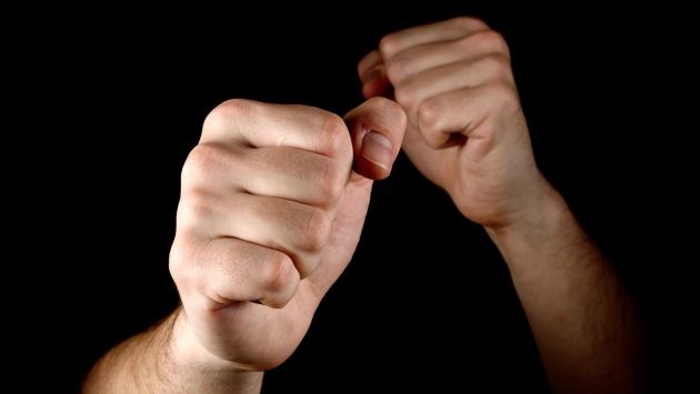 Ciudadanos agreden a pareja homosexual en Engativá 7 Ciudadanos agreden a pareja homosexual en Engativá En la ciudad de Bogotá se presentó un nuevo caso de intolerancia contra una pareja de hombres que se estaban besando.