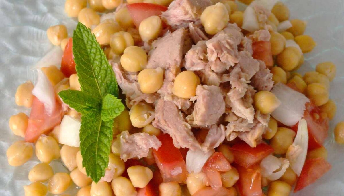 Almuerzo en 15 minutos Si tiene solo 15 minutos, tiene tiempo de preparar esta ensalada de garbanzos completa, nutritiva y riquísima. En realidad, no tiene que cocinar nada, solo cortar y mezclar los ingredientes. Eso sí, el toque de la vinagreta de mostaza, zumo de limón, pimienta, vinagre, aceite y sal es ideal para esta ensalada. El resto del trabajo consiste solo en cortar las verduras.