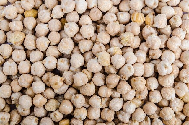 Almuerzo en 15 minutos Si tiene solo 15 minutos, tiene tiempo de preparar esta ensalada de garbanzos completa, nutritiva y riquísima. En realidad, no tiene que cocinar nada, solo cortar y mezclar los ingredientes. Eso sí, el toque de la vinagreta de mostaza, zumo de limón, pimienta, vinagre, aceite y sal es ideal para esta ensalada. El resto del trabajo consiste solo en cortar las verduras.