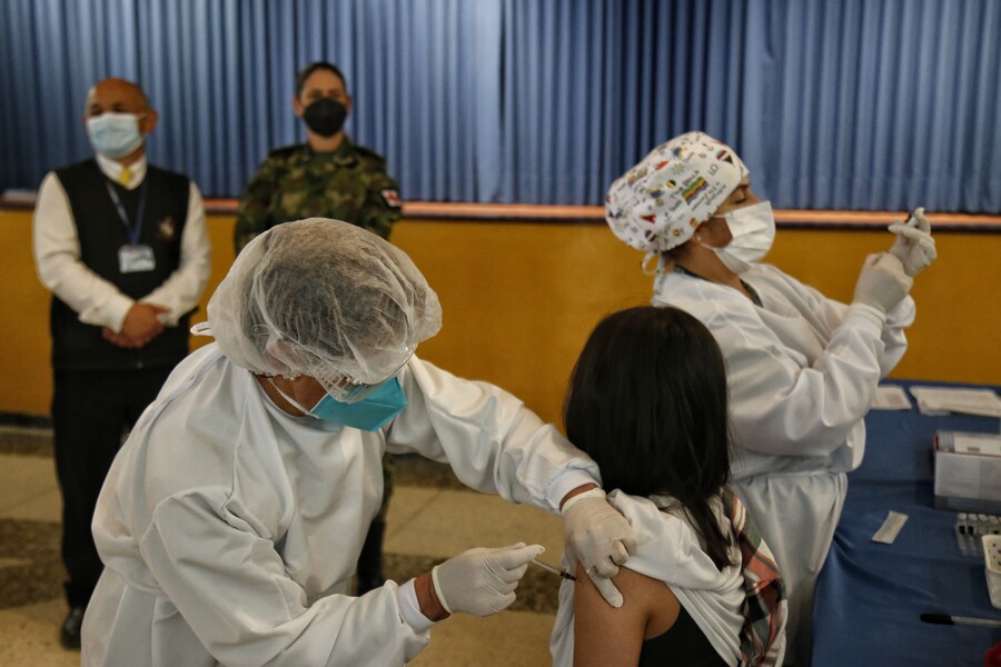 MinSalud reportó reducción en vacunación y aumento de casos COVID Por otro lado, un tema que sí preocupó al ministro es el bajo ritmo de vacunación que actualmente registra el país cuando aún muchos colombianos siguen pendientes de recibir las dosis, especialmente los refuerzos.