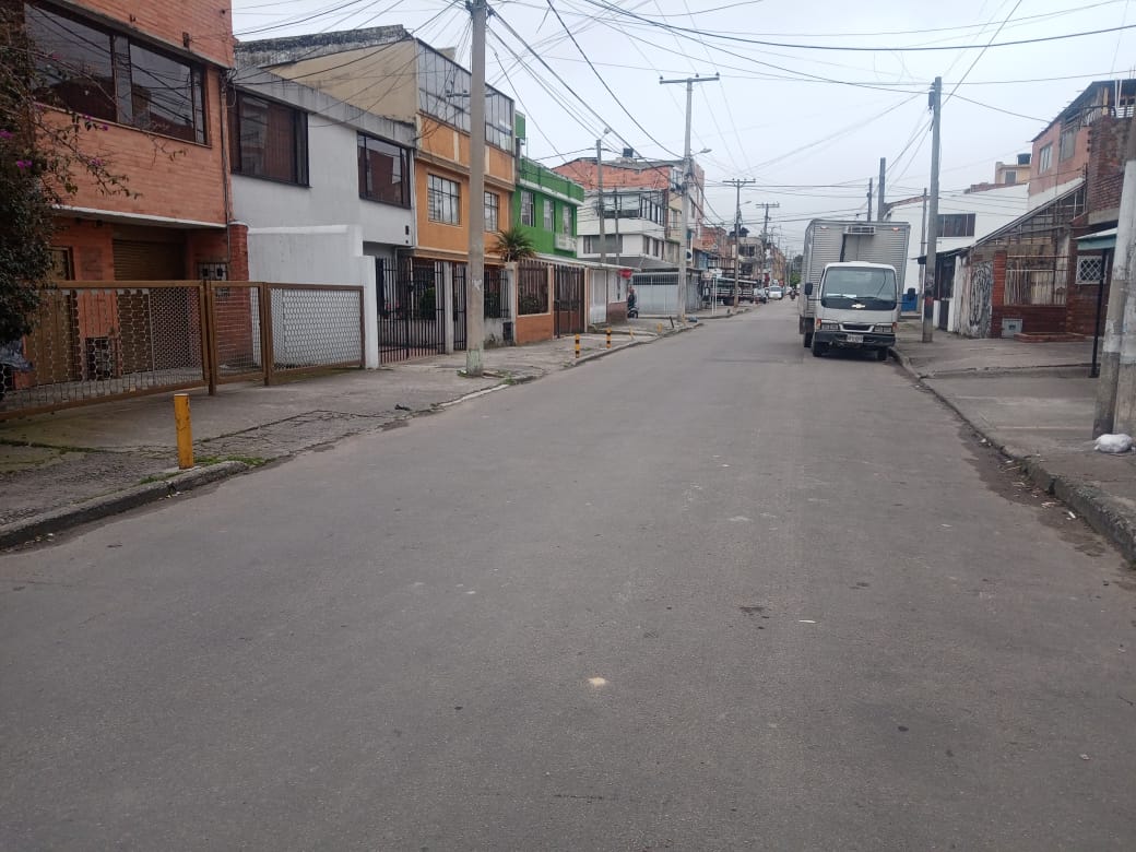 Triángulo amoroso acaba en tragedia en Suba Vecinos del barrio Prado Veraniego, en Suba, no salen del asombro tras los aparatosos hechos que se presentaron este domingo. En medio de una riña, un hombre murió tras resultar agredido con arma blanca en vía pública, delante de varios comerciantes y habitantes.