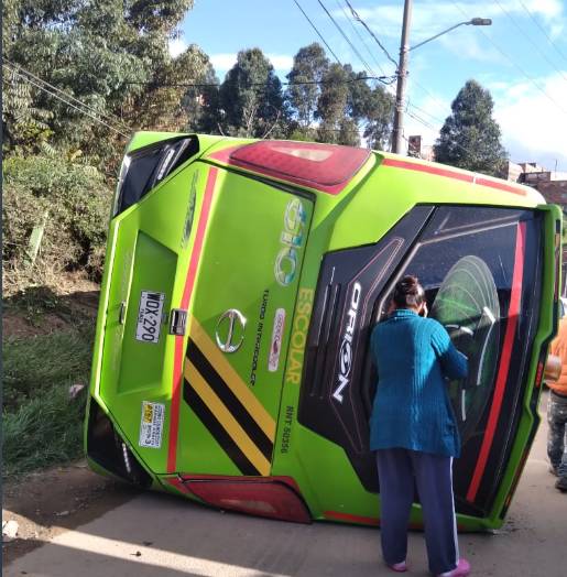Volcamiento de ruta escolar en Ciudad Bolívar deja 33 heridos 1 Volcamiento de ruta escolar en Ciudad Bolívar deja 33 heridos En la mañana de este lunes se presentó un grave accidente en la localidad de Ciudad Bolívar. Una ruta escolar se volcó en medio de la vía.