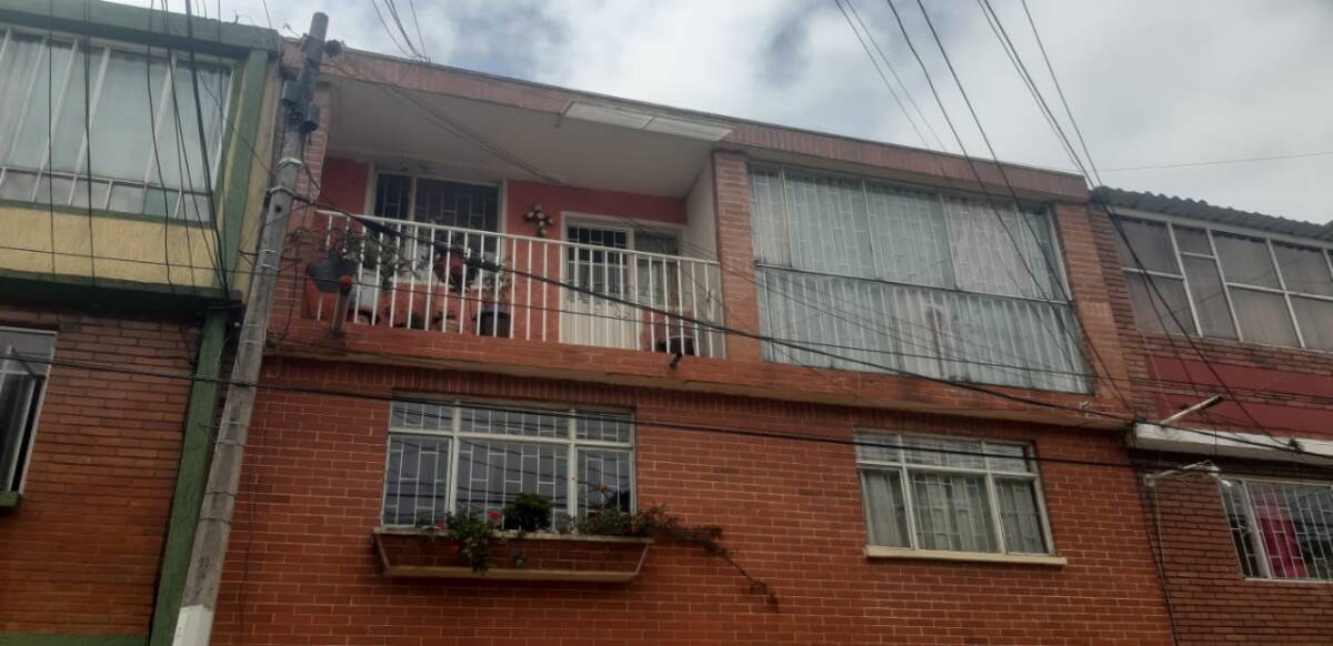 Abuelo sobrevivió a 32 puñaladas en atraco 1 Abuelo sobrevivió a 32 puñaladas en atraco Pero en el primer piso también ocurría una grave situación: “otros dos ladrones se metieron a la casa y ahí fue donde don David se dio cuenta de que estaban robando y lo cogieron a puñaladas”, relató un vecino de la cuadra.
