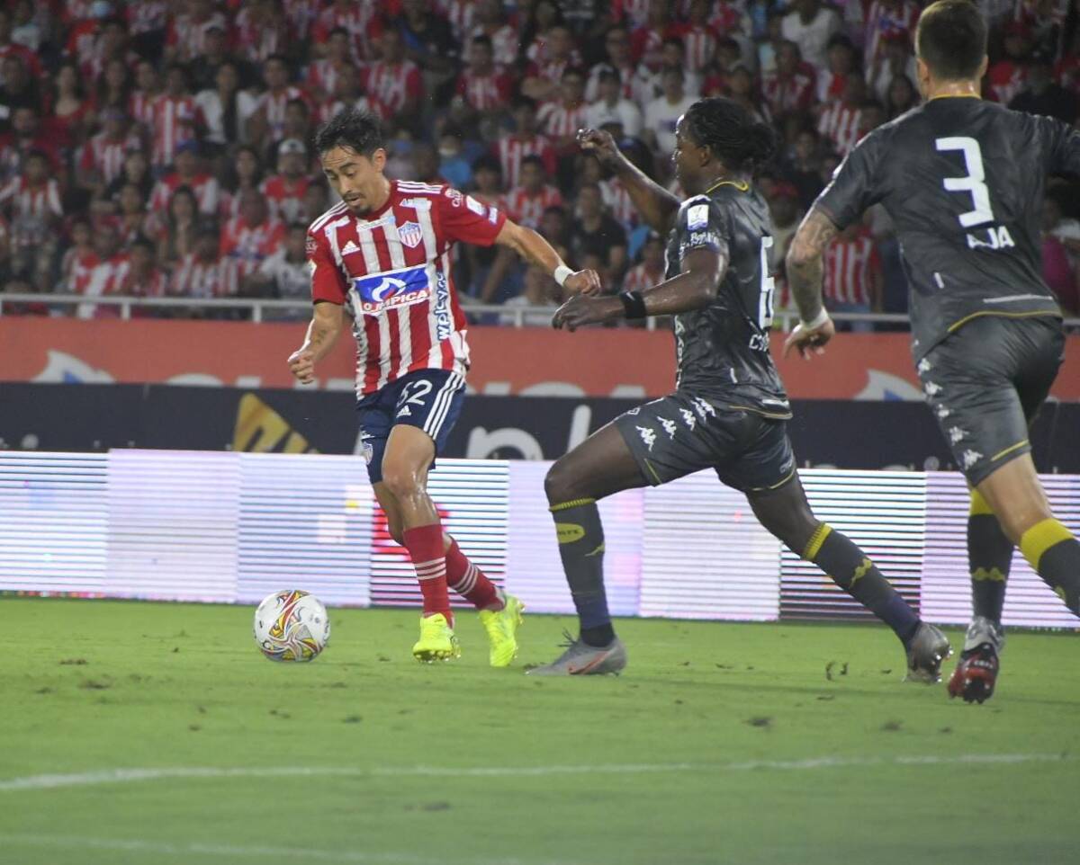 Santa Fe tuvo una horrible noche: perdió contra Junior 1 Santa Fe tuvo una horrible noche: perdió contra Junior Santa Fe sufrió su primera derrota en la Liga. En un partido para el olvido, donde mostró sus grandes limitaciones de juego, el cuadro ‘Cardenal’ cayó anoche 2-0 con el Junior.