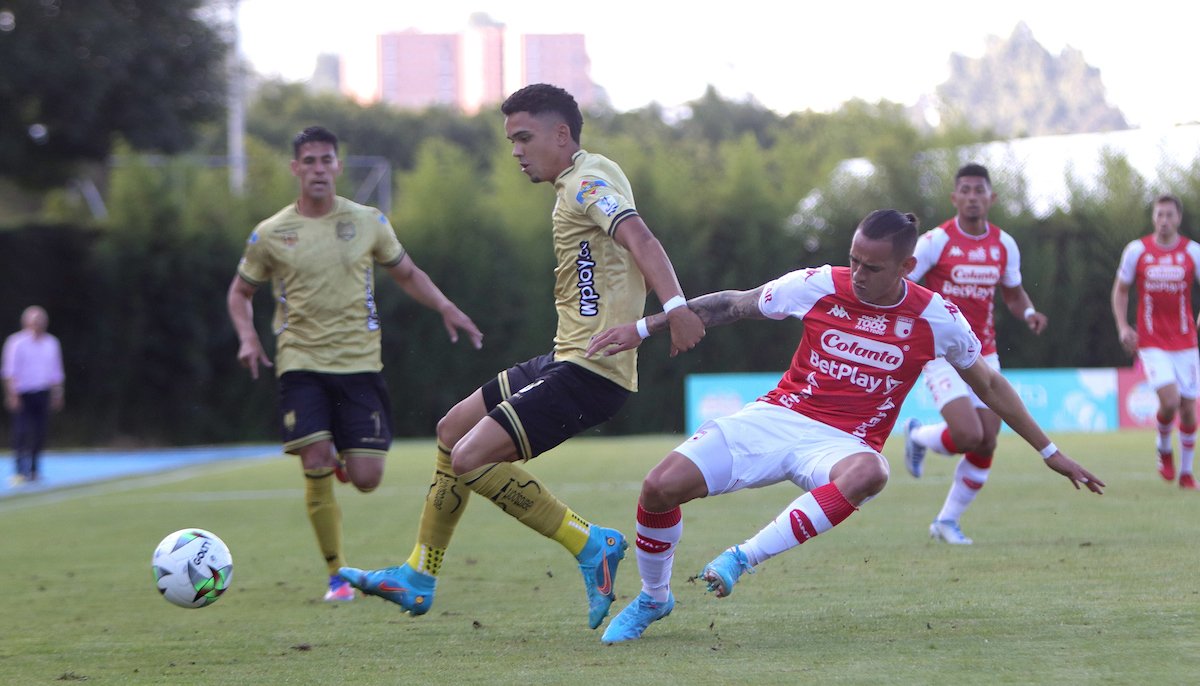 Santa Fe sigue dando papaya en la Liga 1 Santa Fe sigue dando papaya en la Liga Cómo le cuesta a Santa Fe ganar en la Liga. El cuadro 'Cardenal' nuevamente fue víctima de sus desconcentraciones e igualó 2-2 con Águilas Doradas, como visitante. Sumó su segundo empate consecutivo.