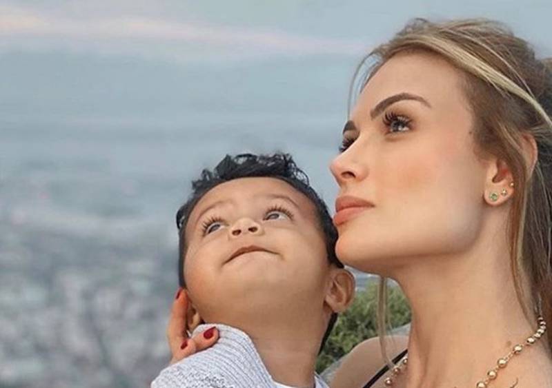 Sara Uribe se alejará de redes para cuidar a su hijo durante recuperación 1 Sara Uribe se alejará de redes para cuidar a su hijo durante recuperación La presentadora Sara contó que su hijo pasó por el quirófano, razón por la cual decidió alejarse de las redes durante algunos días.