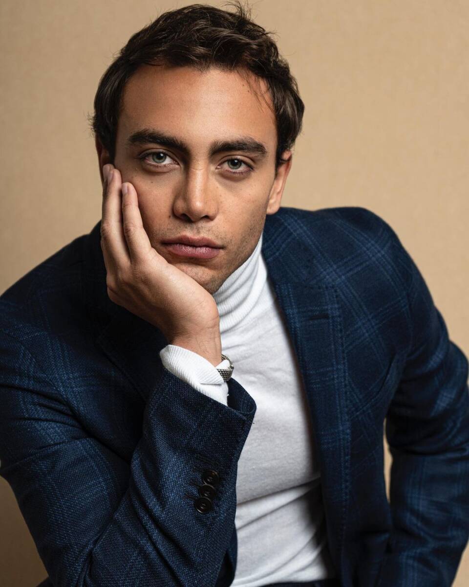 Sebastián Osorio, la versatilidad en cada papel Actualmente, aparece en las pantallas de la televisión colombiana como Emmanuel Villegas en la novela del Caracol TV, ‘El cartel de los sapos, el origen’, una interpretación por la cual tuvo que sumergirse en la cultura caleña. Admite que uno de sus retos más grandes fue aprender el acento que caracteriza a los vallecaucanos.