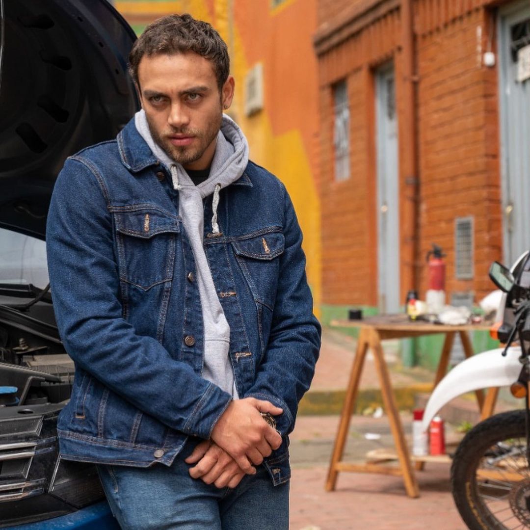 Sebastián Osorio, la versatilidad en cada papel Actualmente, aparece en las pantallas de la televisión colombiana como Emmanuel Villegas en la novela del Caracol TV, ‘El cartel de los sapos, el origen’, una interpretación por la cual tuvo que sumergirse en la cultura caleña. Admite que uno de sus retos más grandes fue aprender el acento que caracteriza a los vallecaucanos.