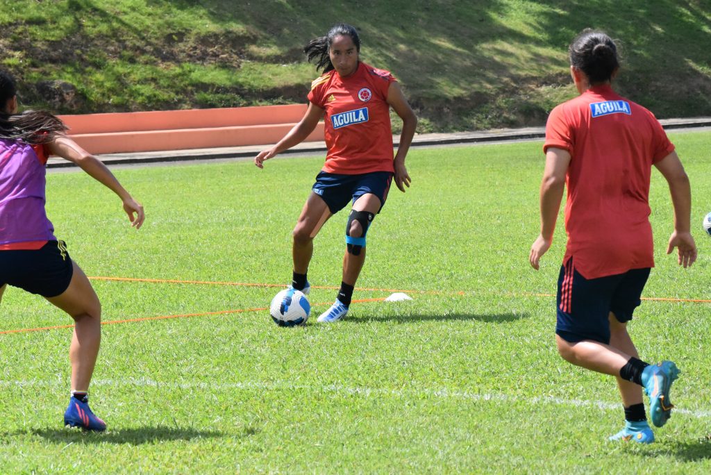 Así se preparó la Selección Colombia para enfrentar hoy a Argentina 3 Así se preparó la Selección Colombia para enfrentar hoy a Argentina La Selección Colombia se enfrentarán este lunes, a las 7:00 p.m. en Bucaramanga, a Argentina en la primera semifinal de la Copa América Femenina, un duelo al que ambos equipos llegan confiados y con el sueño de disputar la final del torneo continental, así como de asegurar un cupo directo al Mundial de Australia y Nueva Zelanda 2023.