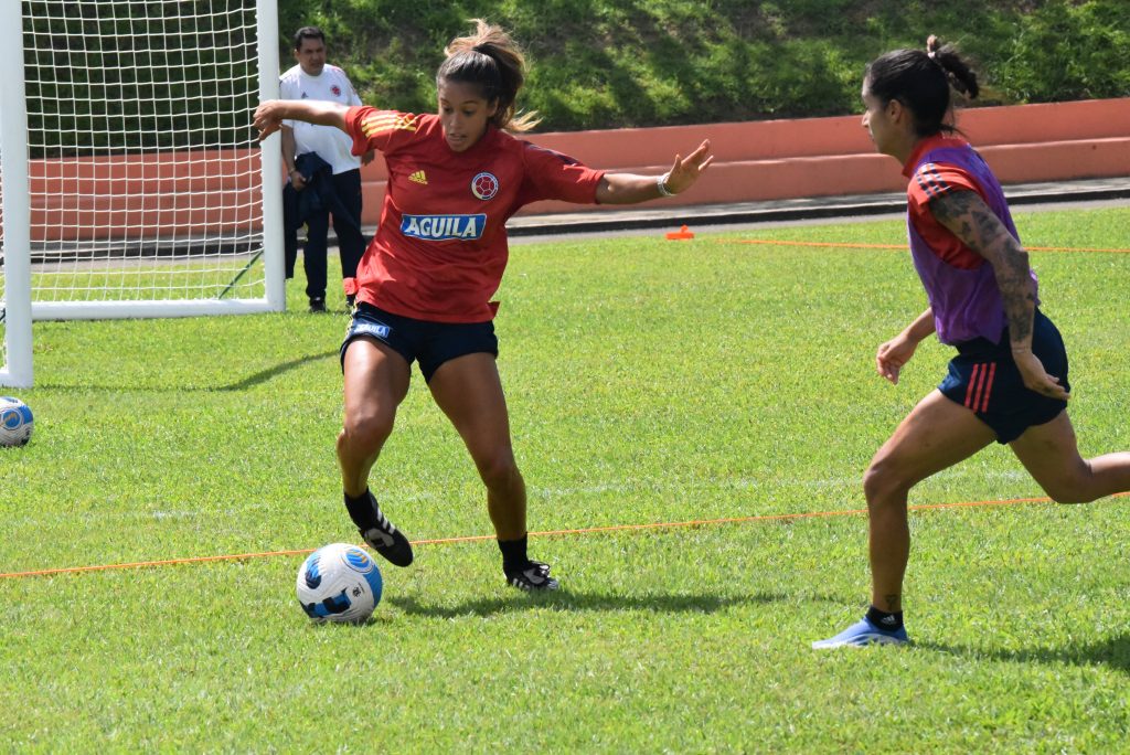 Así se preparó la Selección Colombia para enfrentar hoy a Argentina 2 Así se preparó la Selección Colombia para enfrentar hoy a Argentina La Selección Colombia se enfrentarán este lunes, a las 7:00 p.m. en Bucaramanga, a Argentina en la primera semifinal de la Copa América Femenina, un duelo al que ambos equipos llegan confiados y con el sueño de disputar la final del torneo continental, así como de asegurar un cupo directo al Mundial de Australia y Nueva Zelanda 2023.