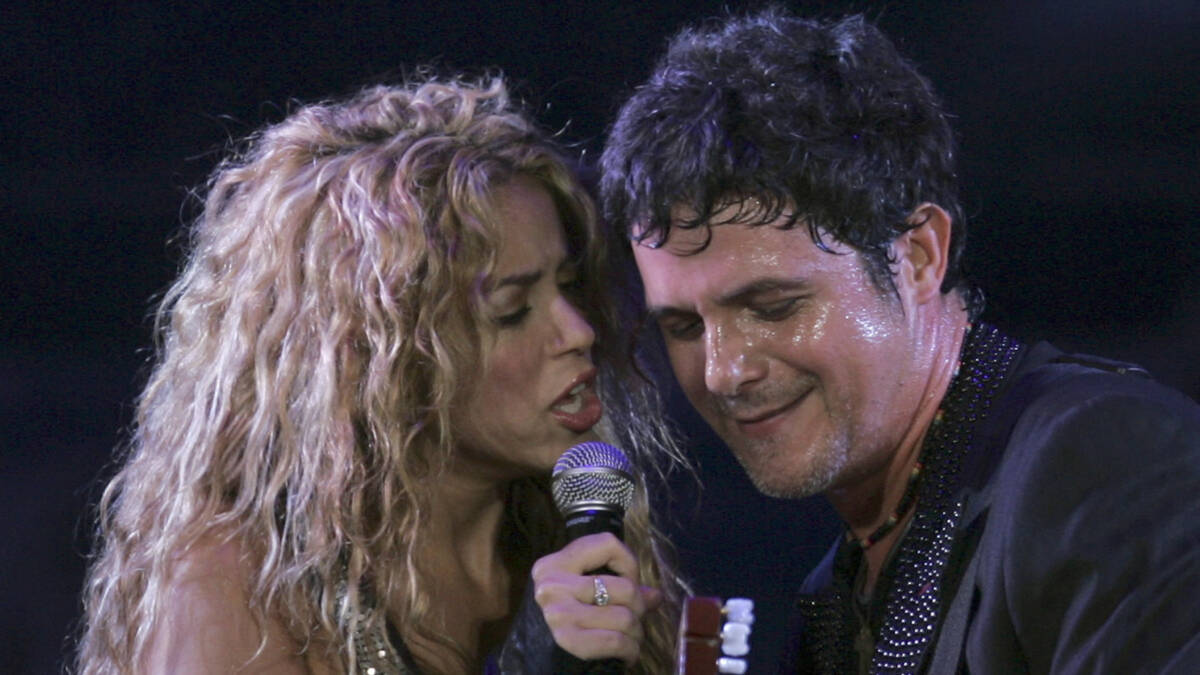La cercanía entre Alejandro Sanz y Shakira revive rumores de un 'amorío' 9 La cercanía entre Alejandro Sanz y Shakira revive rumores de un 'amorío' La separación de la cantante Shakira y el jugador del Barsa está dando mucho de qué hablar, desde que empezaron a sacar los rumores de una supuesta infidelidad por parte del deportista, y luego que la barranquillera sacara un comunicado anunciando que se encontraba en el proceso de divorcio, la pareja ha estado en el ojo del huracán y cada paso que dan no pasa desapercibido.