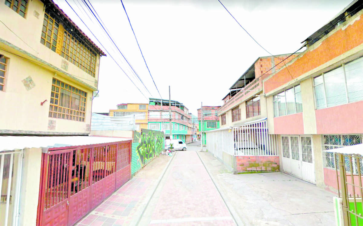 Balean a Viviana desde una moto en Soacha 1 Balean a Viviana desde una moto en Soacha Impotente, un joven muchacho corría detrás de una motocicleta que acababa de perpetrar un descarado crimen la tarde de este martes en el vecino municipio de Soacha. Casi esquivando las balas que le direccionaba el bandido que iba de parrillero, el joven por poco alcanza a tumbar la moto, pero al final esta se escapó entre una nube de arena y los desesperados gritos de los vecinos que no sabían cómo ayudar a la muchacha que resultó herida de un tiro, víctima de un ataque sicarial.