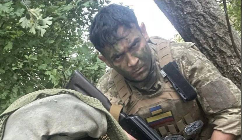 Murió primer colombiano en guerra de Ucrania 1 Murió primer colombiano en guerra de Ucrania A pesar de los efectos devastadores en materia económica a nivel mundial y de tantas vidas de inocentes perdidas y arruinadas, la invasión en Ucrania acaba de tocar a una familia colombiana. En las últimas horas se confirmó que nuestro compatriota, Christian Camilo Márquez, cayó en el campo de combate. Él, al igual que decenas de colombianos, se apuntó a luchar esta guerra bajo la convicción de estar ante la Tercera Guerra Mundial.