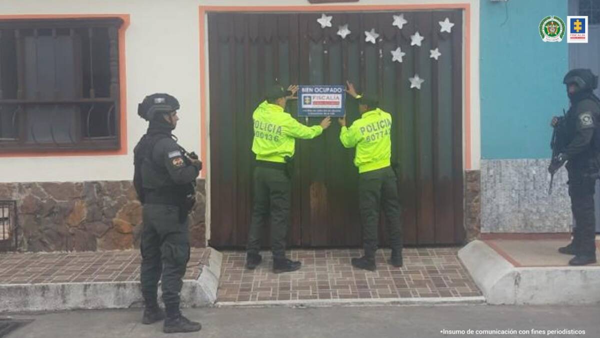 Extinción de dominio a bienes de socio de 'El Chapo' Guzmán La Fiscalía General de la nación informó que en un trabajo articulado con la Dijín de la Policía Nacional, ocupó con fines de extinción de dominio 175 bienes que pertenecían a Néstor Alonso Tarazona, considera socio en Colombia de 'El Chapo' Guzmán, el detenido capo del narcotráfico en México (el cartel de Sinaloa).