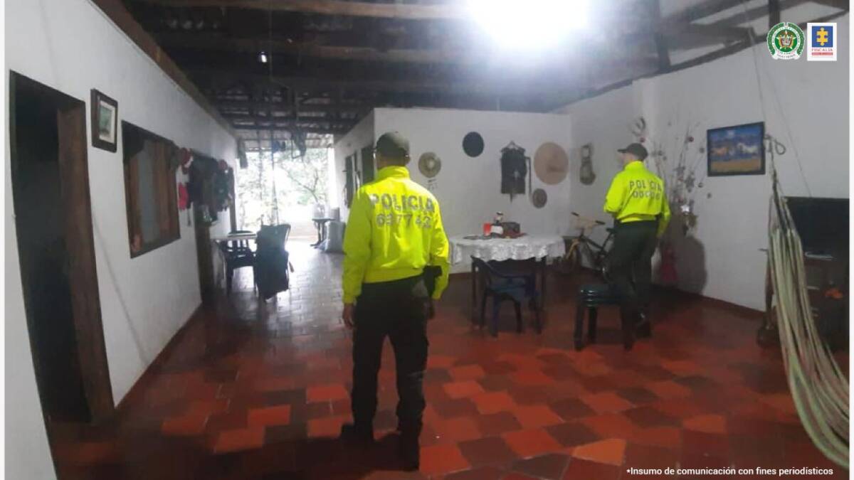 Extinción de dominio a bienes de socio de 'El Chapo' Guzmán La Fiscalía General de la nación informó que en un trabajo articulado con la Dijín de la Policía Nacional, ocupó con fines de extinción de dominio 175 bienes que pertenecían a Néstor Alonso Tarazona, considera socio en Colombia de 'El Chapo' Guzmán, el detenido capo del narcotráfico en México (el cartel de Sinaloa).