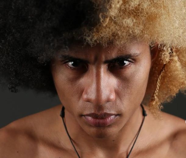 Así se veía Tarzán, de El Desafío, antes de tener su cabello afro Eso finalmente no pasó y Tarzán sigue exhibiendo su look con mucho orgullo.