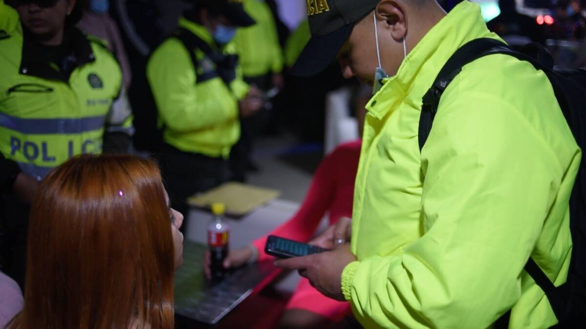 Desarticulada red criminal de explotación sexual y de trata de personas en Bogotá 2 Desarticulada red criminal de explotación sexual y de trata de personas en Bogotá La Policía Nacional, a través de la Dirección de Protección y Servicios Especiales, en trabajo articulado con la Fiscalía General de la Nación y la ONG Operation Underground Railroad, logró la desarticulación de una estructura criminal dedicada a la trata de personas y la explotación sexual de niños, niñas y adolescentes.
