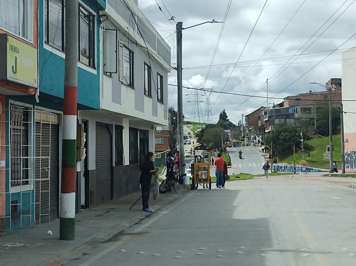 Triple homicidio en Rafael Uribe: acaban con dos primos y una joven 1 Triple homicidio en Rafael Uribe: acaban con dos primos y una joven En tensión y conmoción fue como transcurrieron las horas posteriores a un triple homicidio que sacudió nuevamente las fibras más oscuras de nuestra capital. En esta oportunidad, y no acabando de superar los últimos horrores, tres jóvenes fueron masacrados en plena vía pública del barrio Puerto Rico, en Rafael Uribe. Ocurrió la noche de este sábado. Las autoridades hablan de un atentado por ajuste de cuentas.