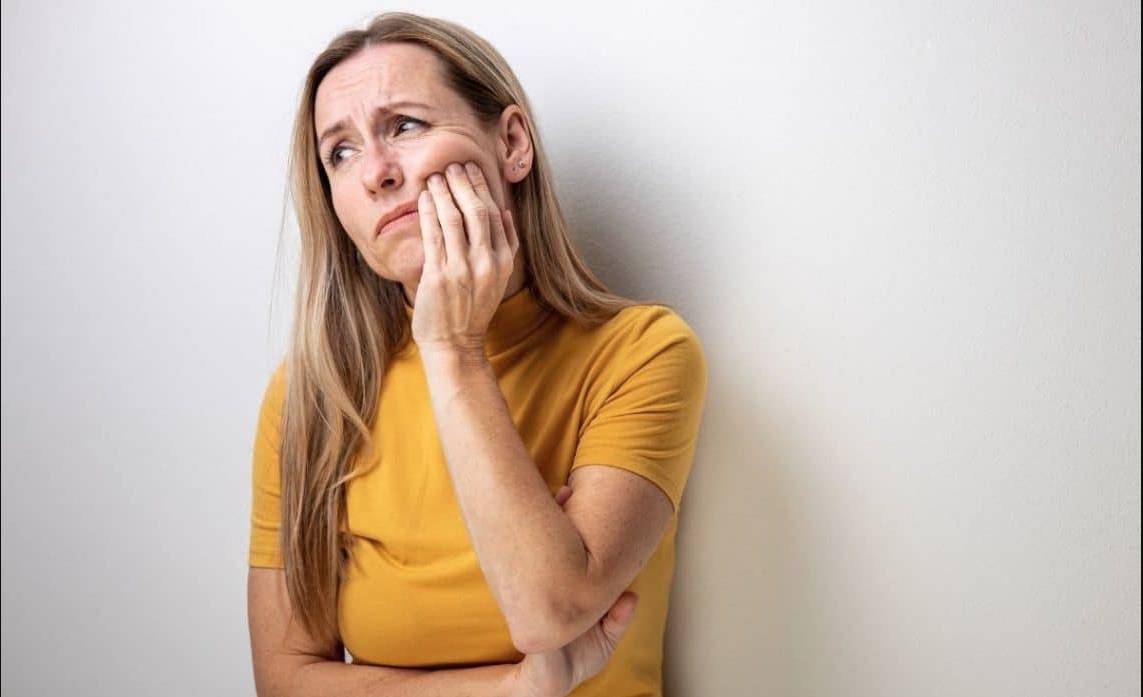 Molestas y dolorosas, úlceras bucales Hay diferentes tipos de úlceras bucales y pueden aparecer en cualquier parte dentro de la boca, incluso el fondo de la boca, la parte interna de las mejillas, las encías, los labios y la lengua.