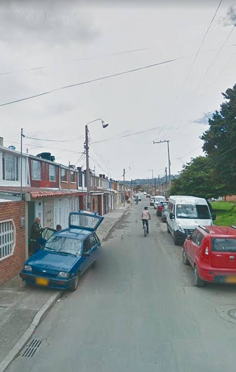 Asesinan a comerciantes de Abastos con seis tiros A la medianoche de ayer, cuando la oscuridad y las calles del barrio Isla del Sol (Tunjuelito) estaban poco transitadas, el estruendoso sonido de un arma de fuego que se accionó en repetidas ocasiones, sacó de la tranquilidad a los residentes de esta zona, quienes escuchaban y veían cómo la vida se le escapaba a un hombre tras haber sido lesionado con las balas.
