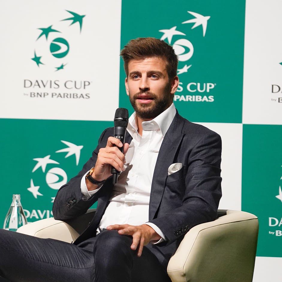 Gerard Piqué pasa la tusa al ritmo de la música de Shakira 1 Gerard Piqué pasa la tusa al ritmo de la música de Shakira Desde que Shakira y Piqué confirmaron su divorcio, la prensa internacional ha estado al tanto de cada movida de la cantante y el futbolista, pues es una de las separaciones más mediáticas de los últimos años.
