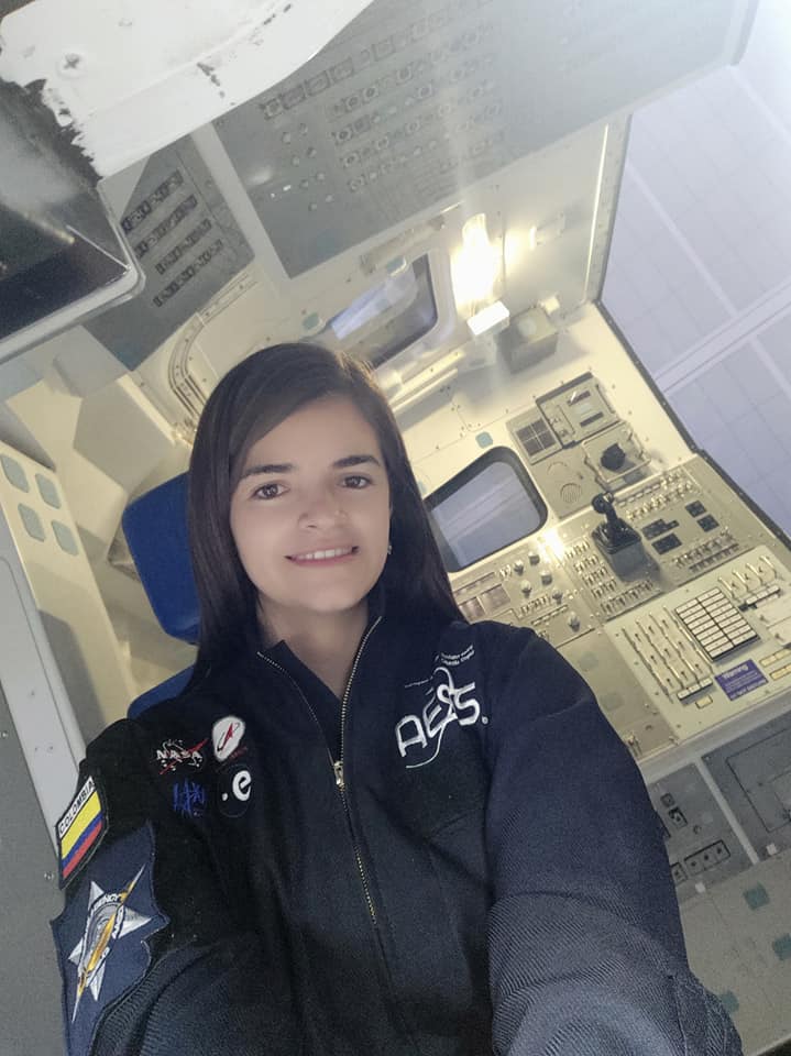 Tremendo galardón a colombiana astronauta De agache iba pasando la historia de Giovanna Estefanía Ramírez, la primera mujer colombiana en hacer carrera como astronauta, hasta que este fin de semana, y con apenas 27 años, recibió la medalla de la Cátedra Internacional Galileo.