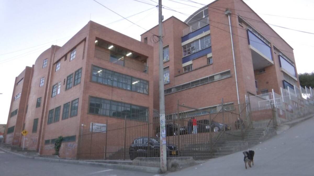 Estudiantes pasaron la noche en su colegio a manera de protesta por la inseguridad 1 Estudiantes pasaron la noche en su colegio a manera de protesta por la inseguridad Los estudiantes del colegio Paraíso Mirador pasaron la noche en la institución como protesta por los constantes problemas de inseguridad que viven en el sector y por el mal estado de su infraestructura.