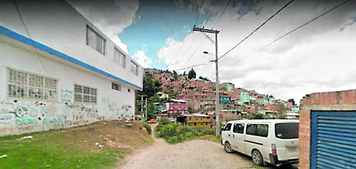 Hallan cuerpo dentro de un cambuche La llamada se realizó momentos después de que habitantes de la zona escucharan lo que al parecer era un disparo. Cuando las autoridades llegaron al punto evidenciaron que dentro de una estructura utilizada para el consumo similar a un cambuche se encontraba el cuerpo sin vida de un hombre de mediana edad.