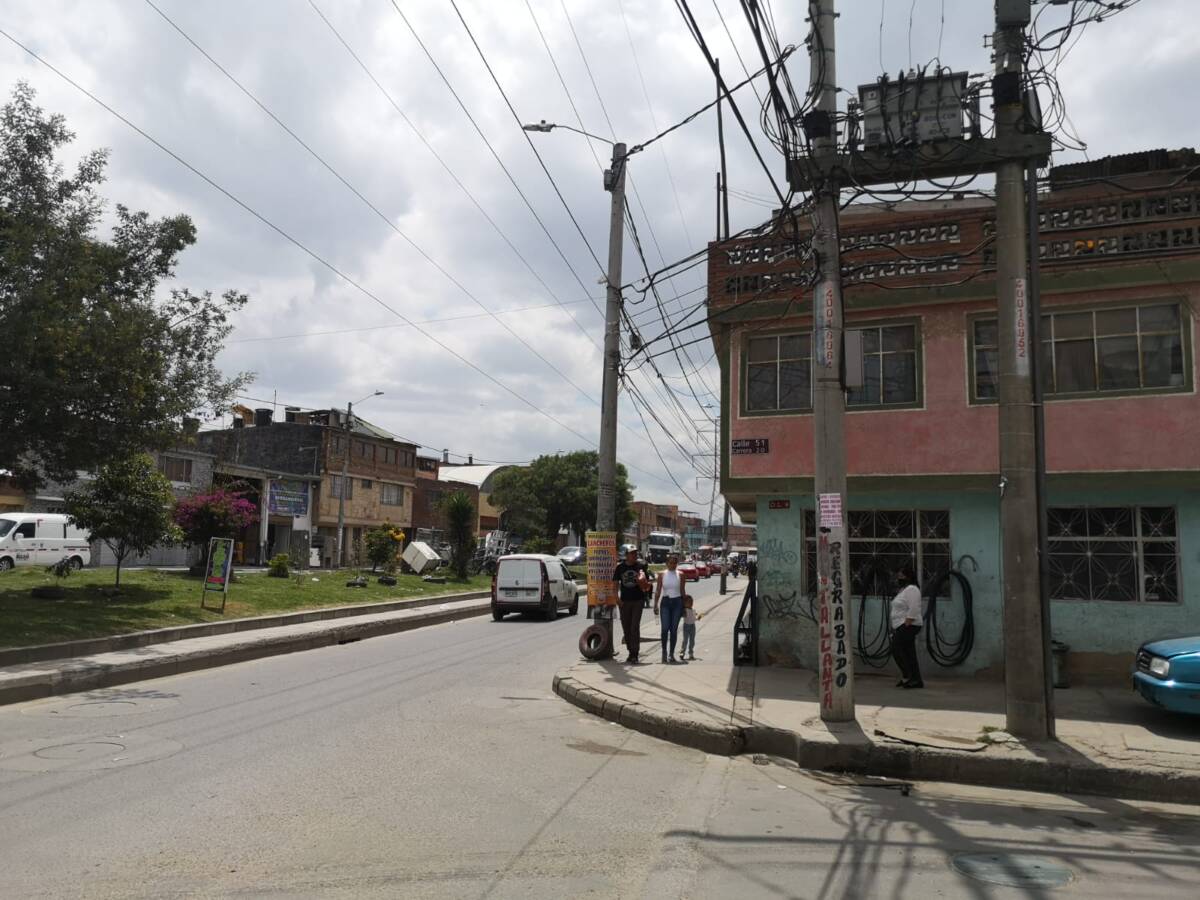 Sicariato en Juan Pablo I Cerca del mediodía del viernes se presentó un nuevo caso de sicariato en el vecino municipio de Soacha. Un hombre de aproximadamente 26 años fue baleado por dos sicarios que se movilizaban en una motocicleta. Una cámara de seguridad captó el momento exacto del ataque y el modus operandi de los asesinos.