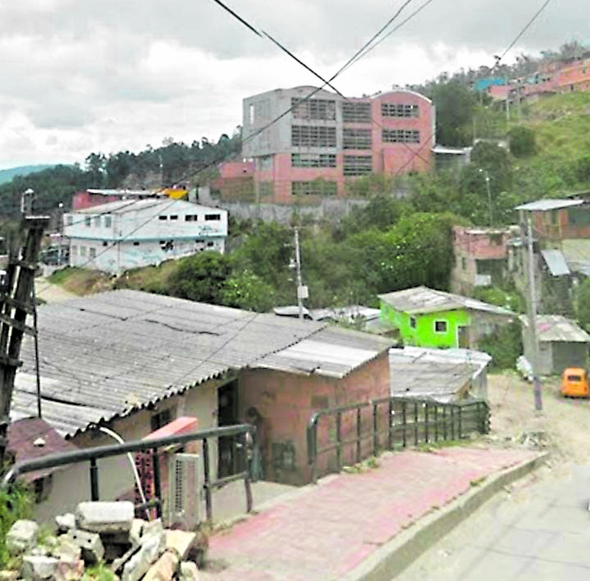 Hallan cuerpo dentro de un cambuche La llamada se realizó momentos después de que habitantes de la zona escucharan lo que al parecer era un disparo. Cuando las autoridades llegaron al punto evidenciaron que dentro de una estructura utilizada para el consumo similar a un cambuche se encontraba el cuerpo sin vida de un hombre de mediana edad.
