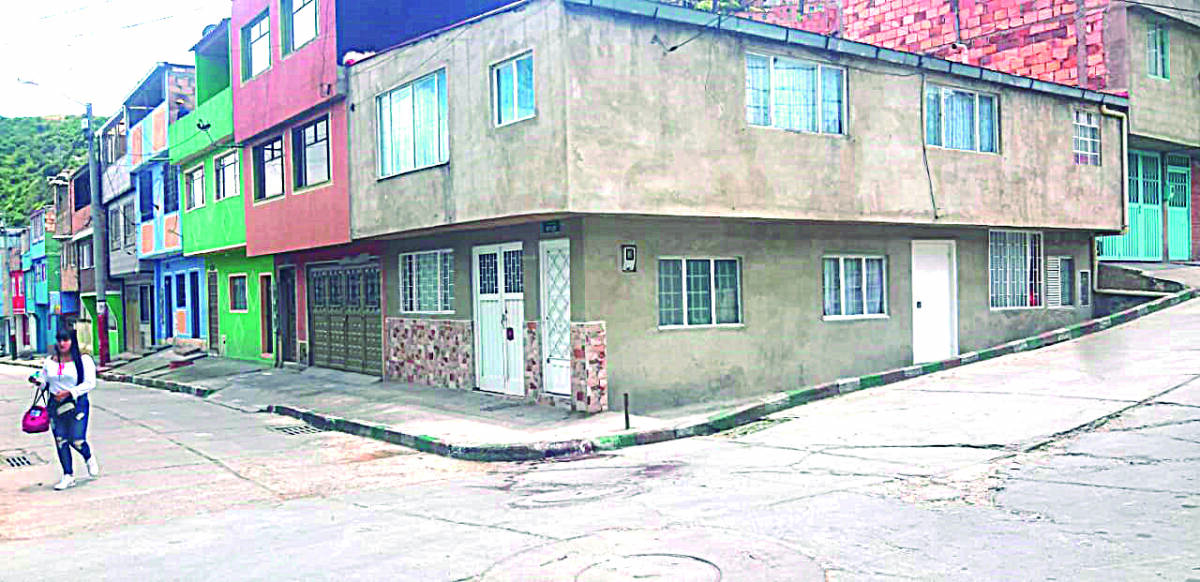 Mujer asesinada tras brutal ataque a puñal La madrugada de ayer, en un confuso hecho ocurrido en el barrio San Martín de Loba de la localidad de San Cristóbal, una joven mujer fue hallada en vía pública luego de ser salvajemente atacada con arma blanca.