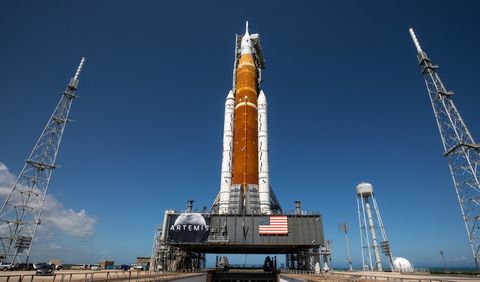 Por problemas en el motor no habrá hoy lanzamiento a la Luna 1 Por problemas en el motor no habrá hoy lanzamiento a la Luna La misión que permitiría al hombre volver a la luna, Artemis I, se suspendió poco antes de la hora en la que se tenía previsto el lanzamiento, según lo confirmó la NASA, fue por problemas técnicos.
