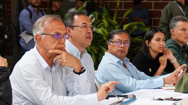 Tremendo susto: Descubren artefacto explosivo cerca al presidente en Ituango Antes de la llegada del presidente Gustavo Petro al municipio de Ituango, Antioquia, las autoridades encontraron un artefacto explosivo en la zona cerca donde se desarrollaría el evento de la instalación del segundo Puesto de Mando Unificado por la Vida.