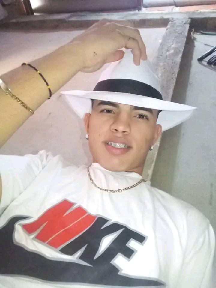 A Yeferson le dispararon desde afuera de su casa en La Favorita 2 A Yeferson le dispararon desde afuera de su casa en La Favorita Sumado al crimen ocurrido en el barrio Santa Fe que en la edición de ayer este diario reseñó, otro homicidio ocurrió en la localidad de Los Mártires el pasado fin de semana. Este nuevo caso se dio en el barrio La Favorita.