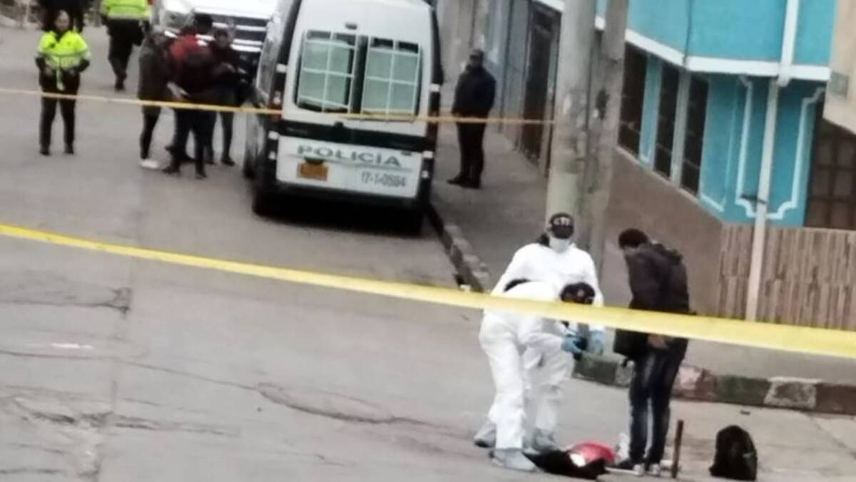 A cuchillo asesinaron a una mujer en plena calle de San Cristóbal 5 A cuchillo asesinaron a una mujer en plena calle de San Cristóbal En la madrugada de este viernes asesinaron a una mujer de 30 años en medio de una riña en el barrio San Martín de Loba de la localidad de San Cristóbal.