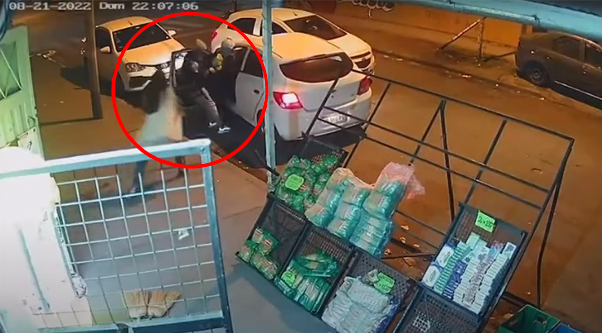 A escobazos: mujer defendió a su hija e intentó evitar que le robaran el auto A punta de escobazos y mucha valentía, una madre en el municipio de La Matanza, Argentina, intentó evitar que se llevaran el automóvil en el que se encontraba su madre y su pequeña hija de 10 años.