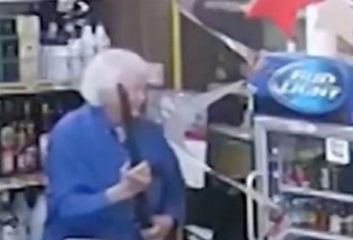 EN VIDEO: Hombre de 80 años le disparó un ladrón para defender su negocio ?? | Un heroico hombre de 80 años en California defendió su estación de servicio de un robo con una escopeta. El delincuente tenía un rifle y se fue gritando: "¡Me voló el brazo!".pic.twitter.com/EwV0DON2sg