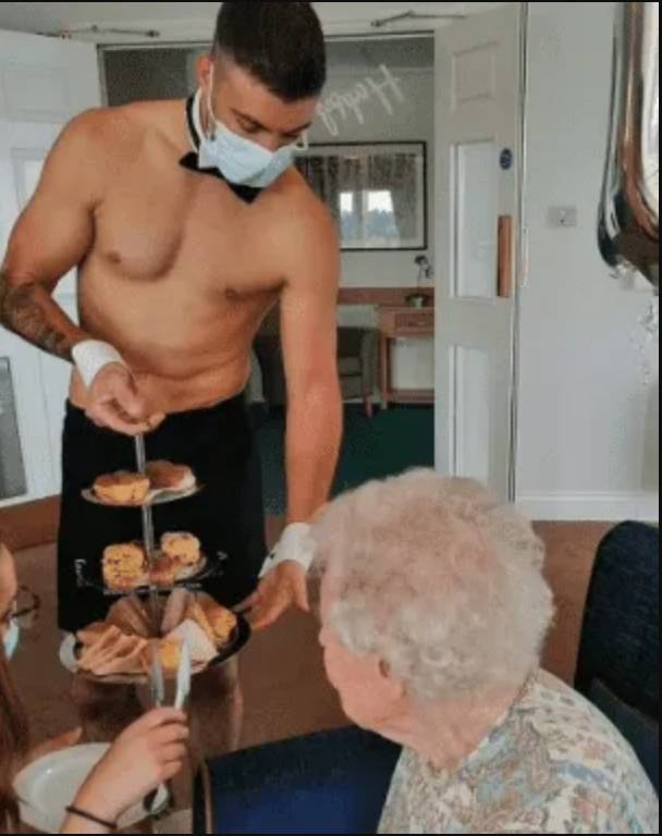 Video: Abuelita pidió para su cumpleaños a 'sexy' joven "Me sorprendió mucho cuando se dio la vuelta, porque&nbsp;no tenía ropa interior. Fue bastante divertido. Tenía que seguir viéndolo, así que le pedí que trajera algunos sándwiches", dijo la abuelita muy contenta por la candente sorpresa.