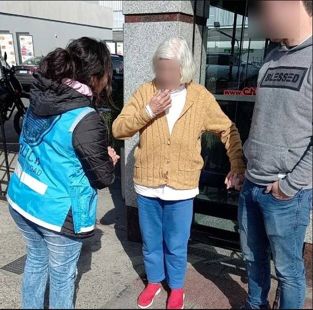 Abuelos traviesos se escaparon del geriátrico y encerraron a los demás con llave Como si fueran adolescentes, dos abuelos que viven en un hogar geriátrico se escaparon del lugar, no sin antes llevarse con ellos las llaves y dejar encerrados a los demás adultos mayores y a los trabajadores.
