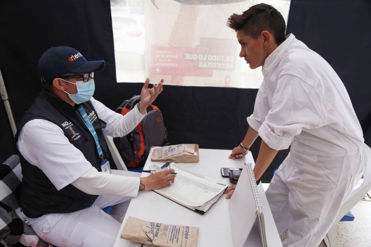 Ahora podrá conocer en 15 minutos si tiene VIH Las pruebas auto test de VIH, uno de los métodos más avanzados para la detección de esta enfermedad de transmisión sexual, estarán disponibles por primera vez Colombia gracias a un proyecto piloto del gobierno nacional con apoyo internacional.
