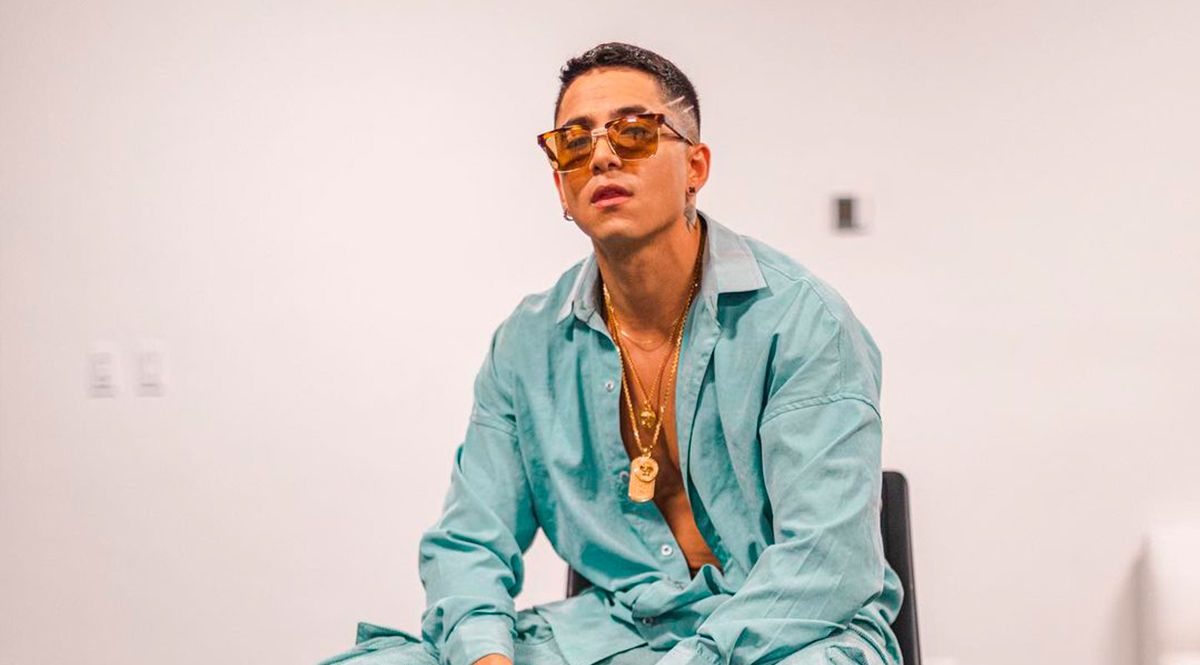 Andy Rivera empacó maletas y se fue del país El cantante Andy Rivera se ha destacado entre los artistas del género urbano en el territorio nacional y a nivel de Latinoamérica. El joven es hijo del también cantante Jhonny Rivera y fue exnovio de la actriz Lina Tejeiro.