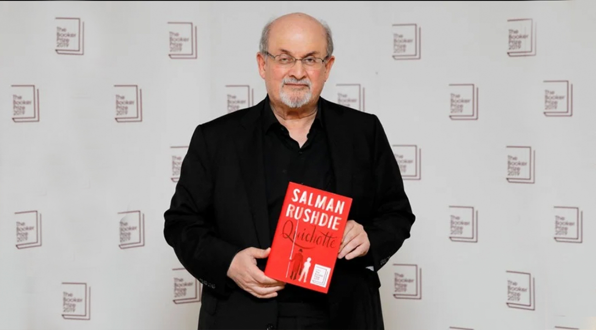 Apuñalan a escritor estadounidense justo antes de una charla Se trata del escritor indio-británico Salman Rushdie, quien fue atacado este viernes 12 de agosto en un escenario.